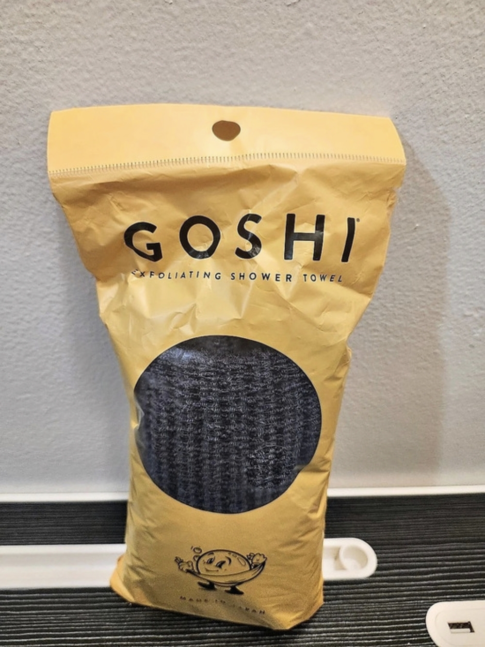 GOSHI Exfoliating Shower Towel Yellow & Black